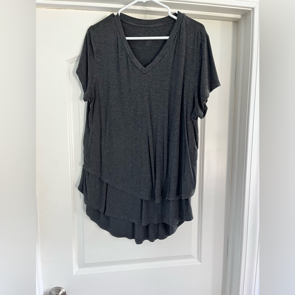 Latched mama short sleeve sleeve tee nursing/maternity.